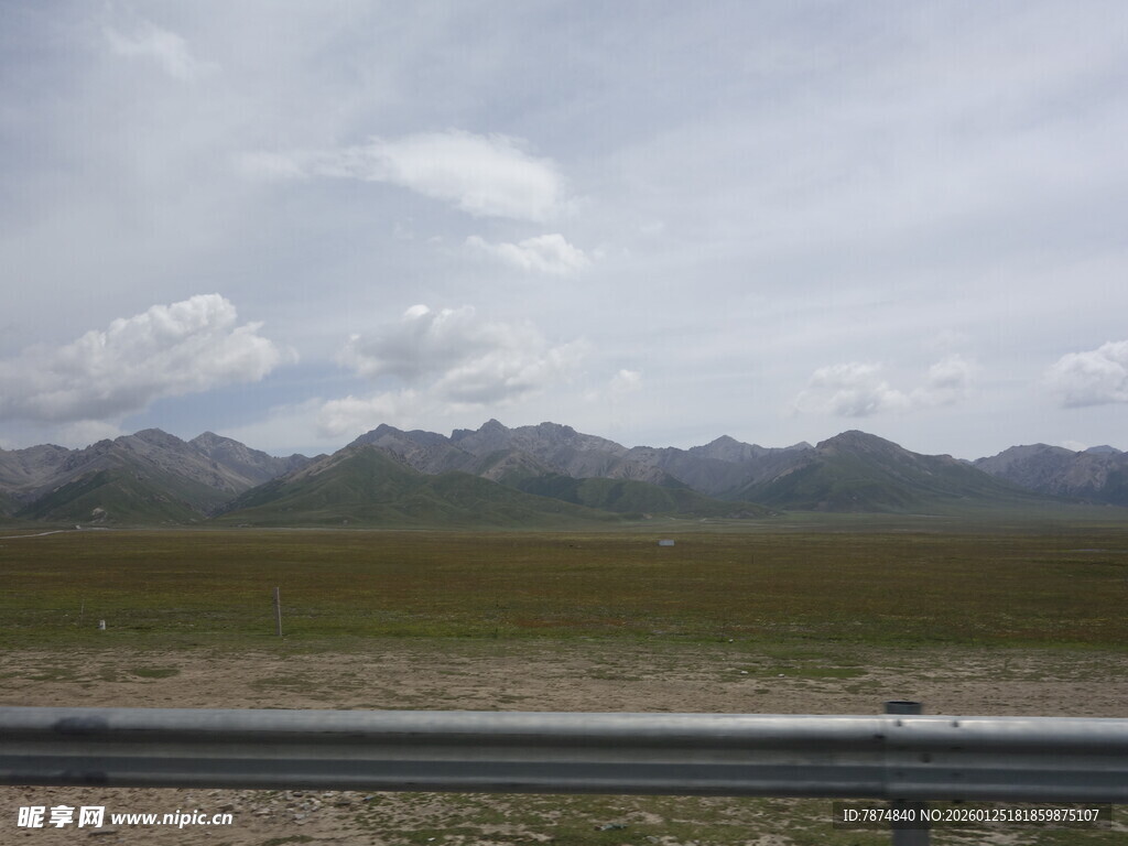 公路边的广袤原野与远山