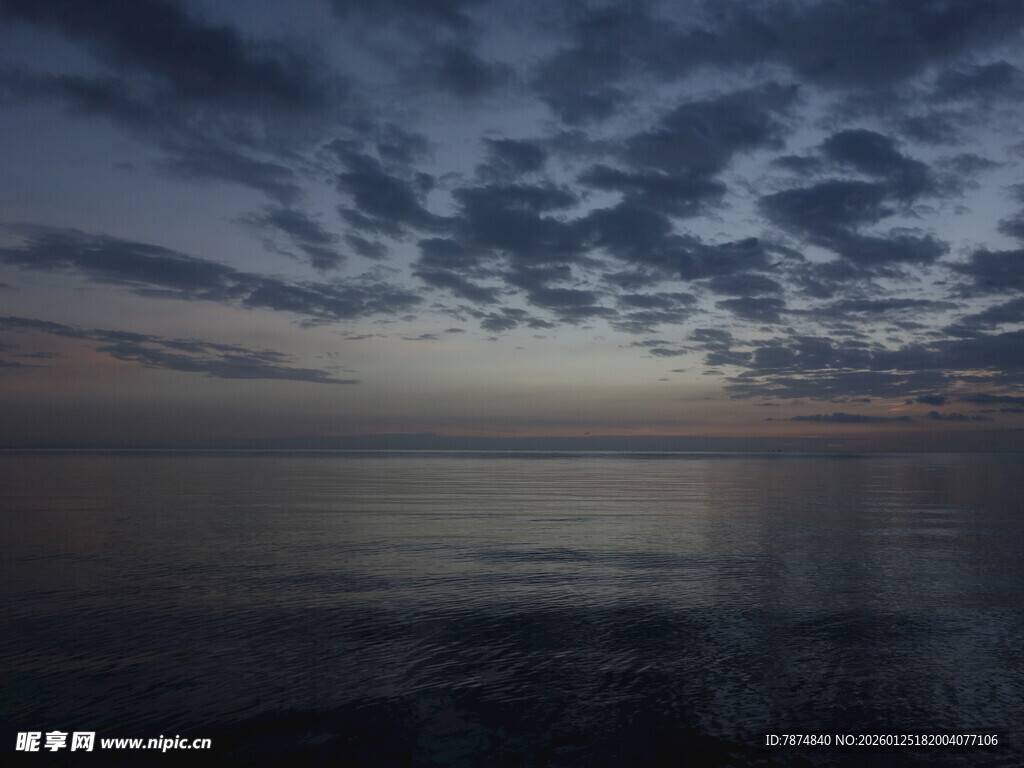 黄昏时分的海面与天空