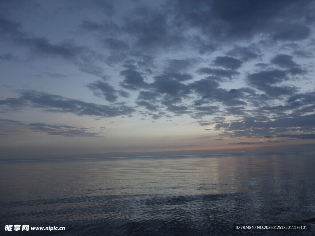 黄昏下宁静的海面与天空