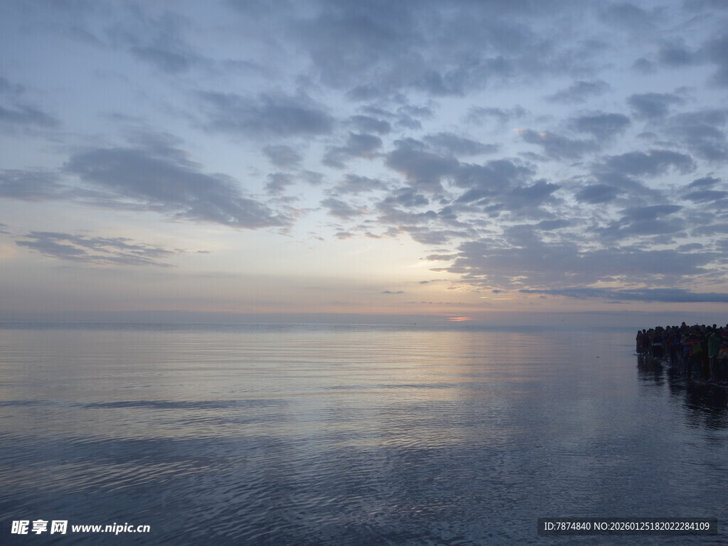 海边日落时分的宁静景象