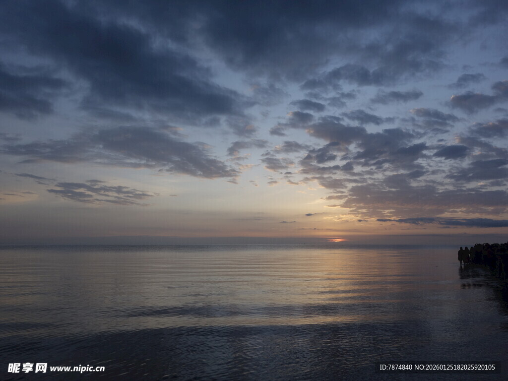海边日落时分的美丽景致
