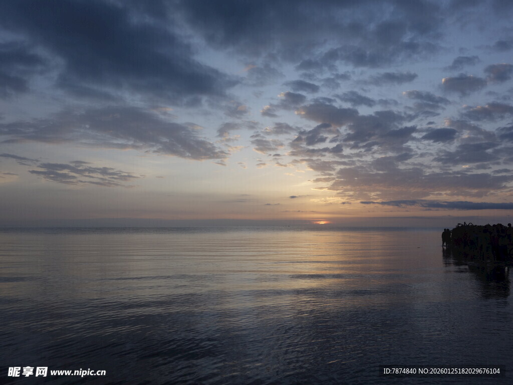 海边日落时分的静谧美景