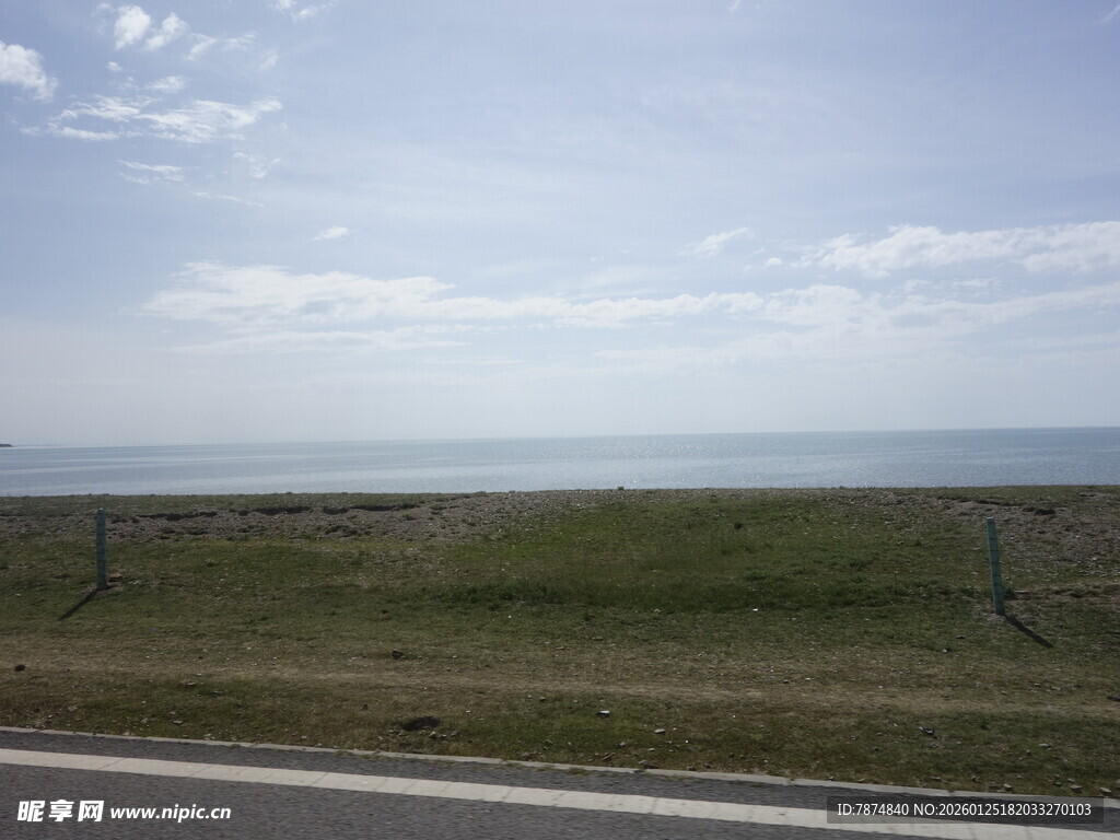 公路边的开阔草原与蓝天