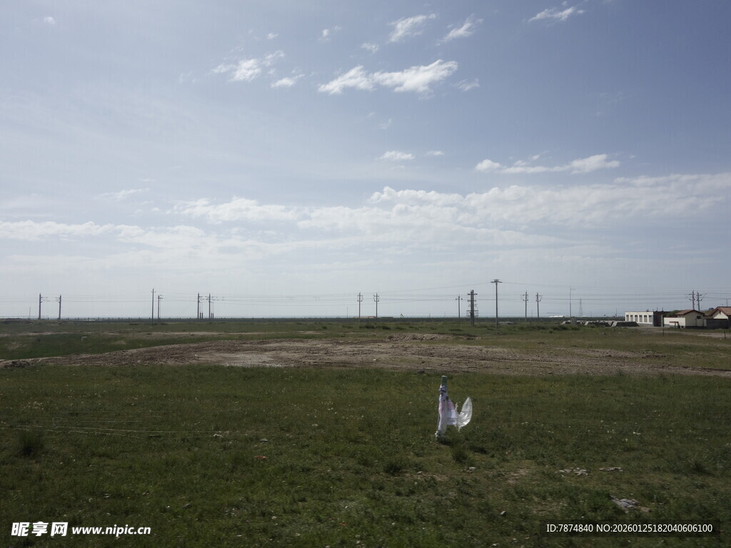 广阔草原上的风力发电场景