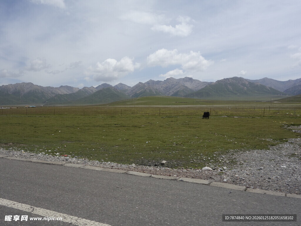 公路旁的广袤草原与远山