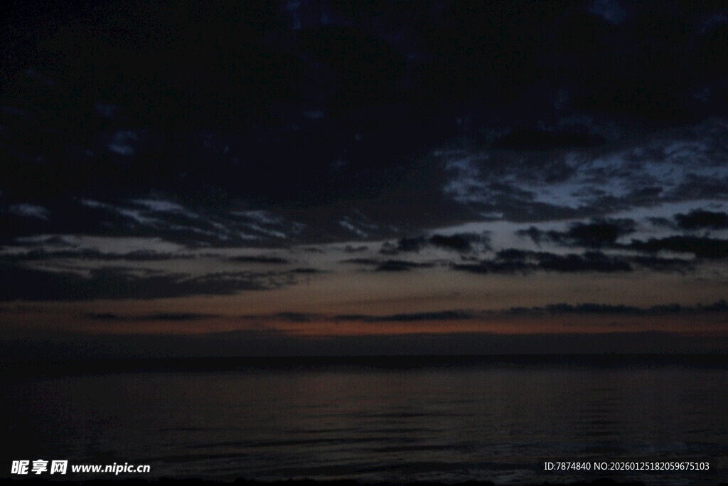 黄昏时分的静谧海面