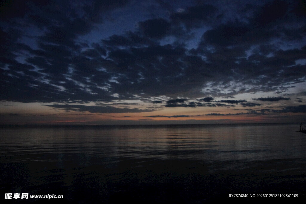 夜幕下的宁静海面
