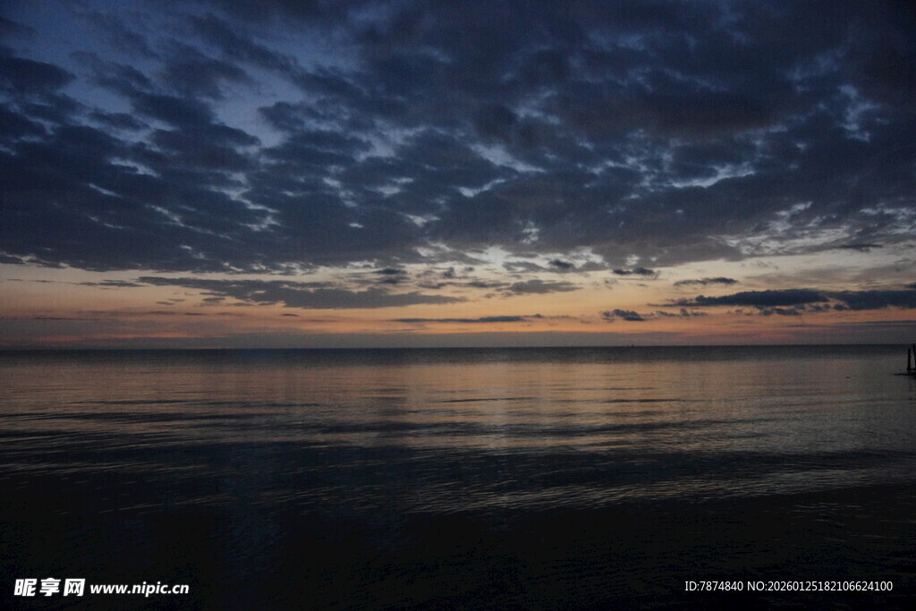 黄昏时分的静谧湖面景色