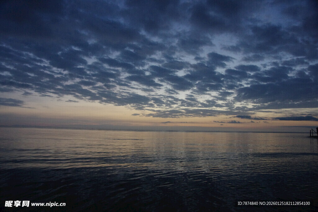 海边暮色下的宁静海面