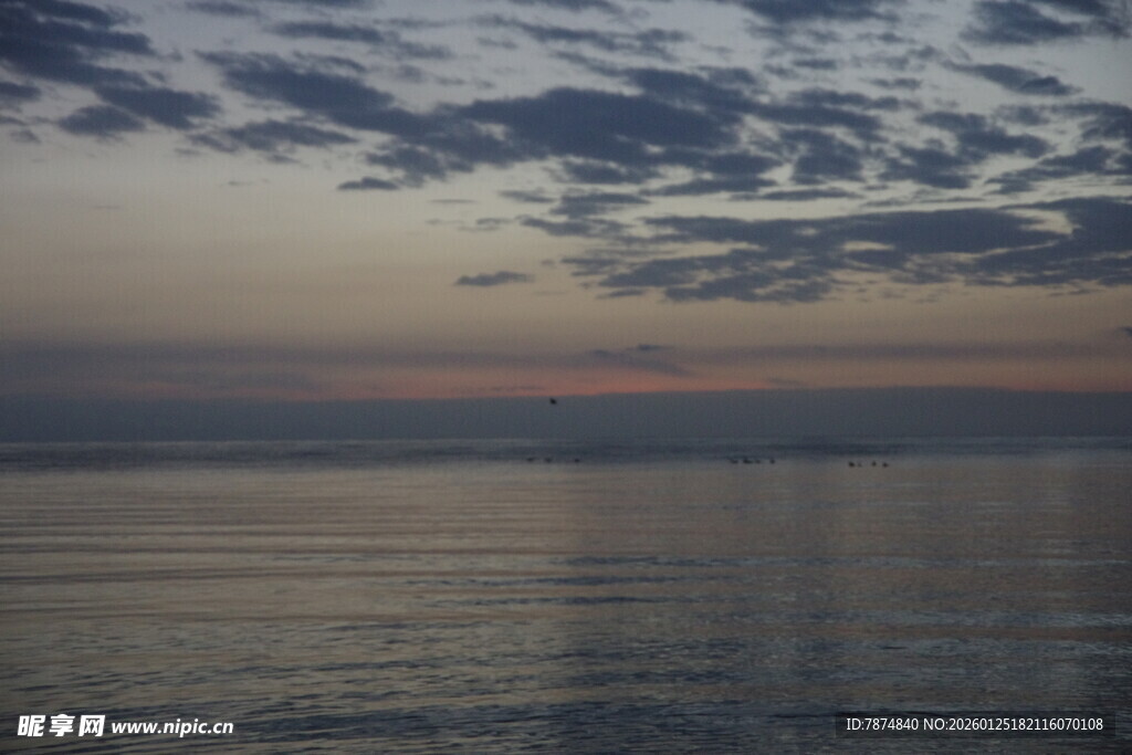 海上日落时分的美丽景象