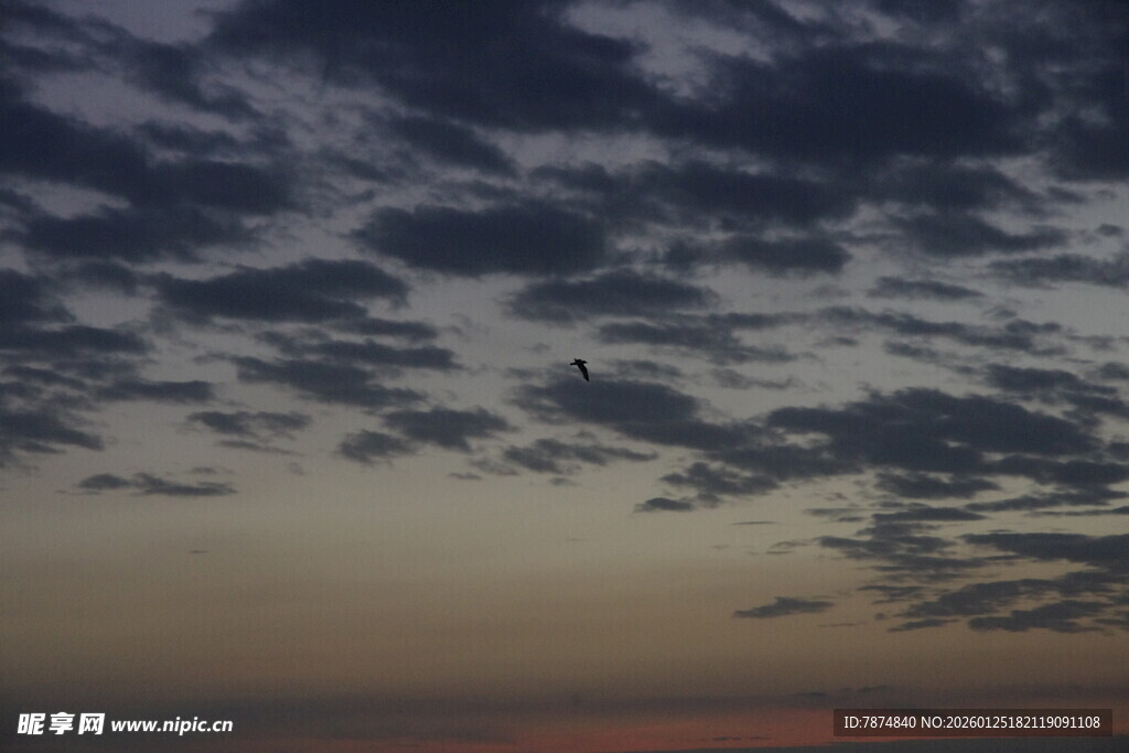 黄昏时分天空中的云朵