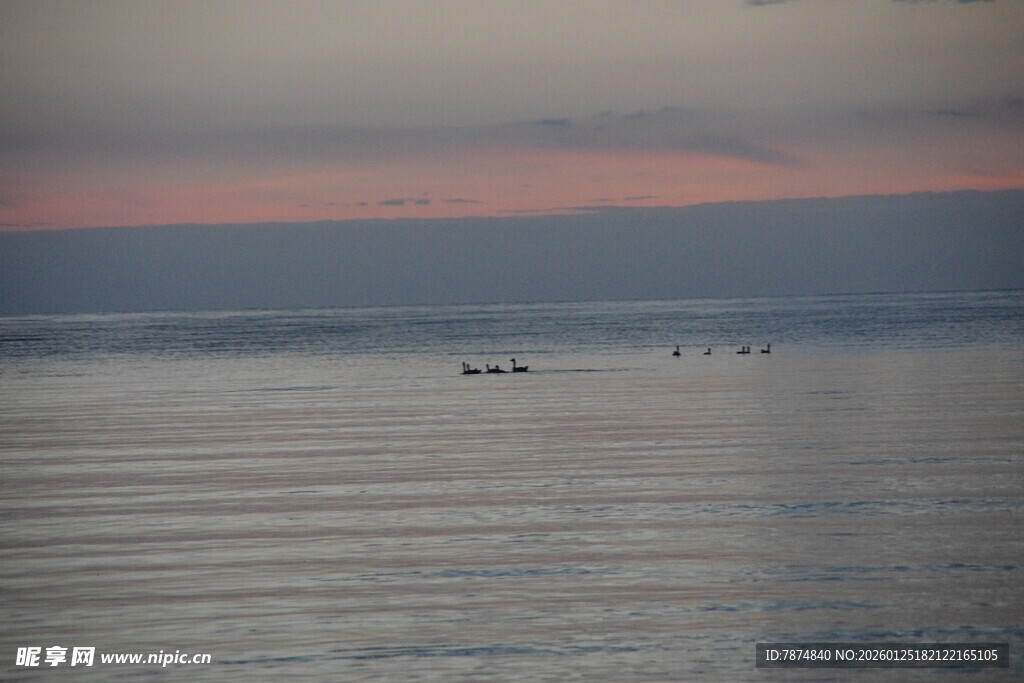 黄昏下平静的海面景象