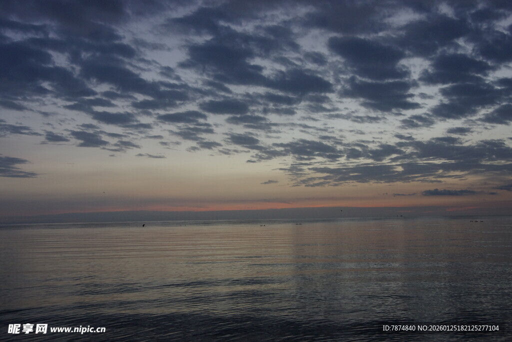 海上日出时的壮丽云霞