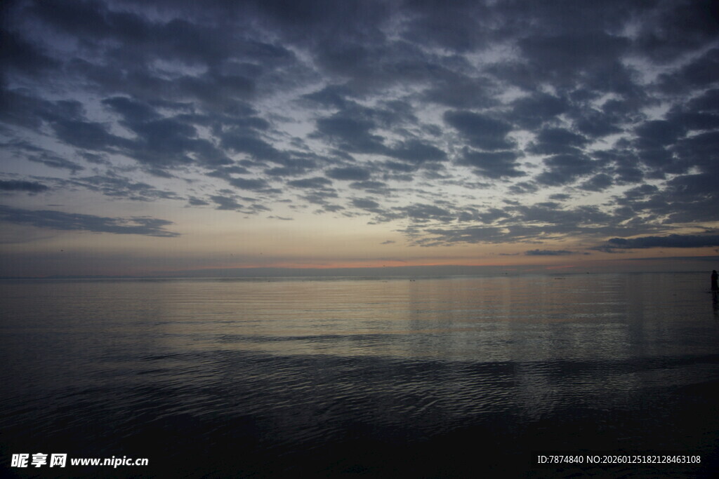 海边暮色 静谧天空与海面