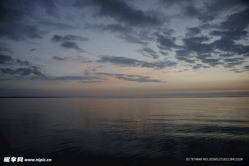 黄昏时分的宁静湖面景色