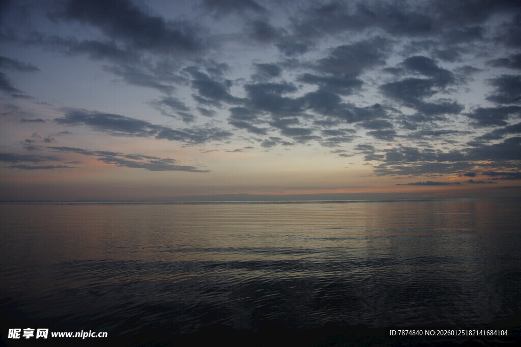 海上日出前的壮丽云霞