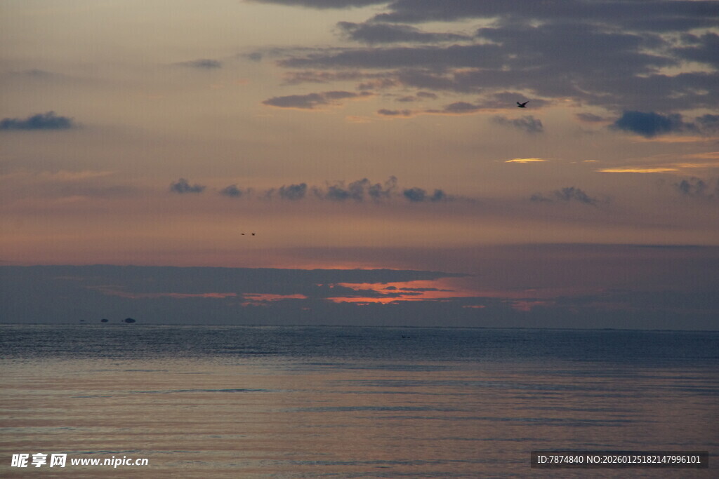 海上日落时分的美丽景象