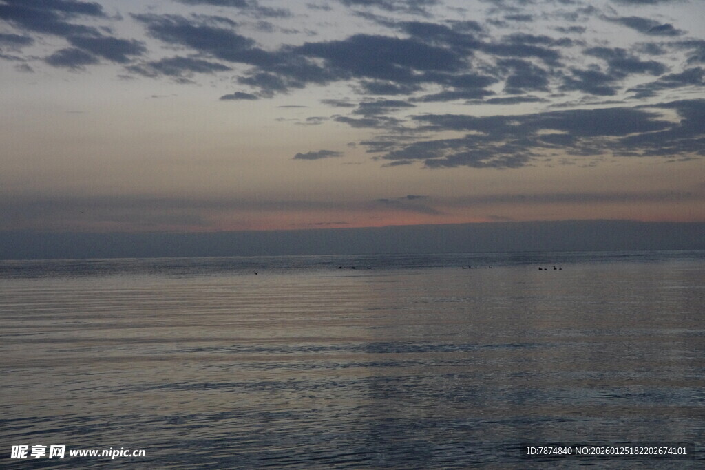 海上日落时分的宁静景象