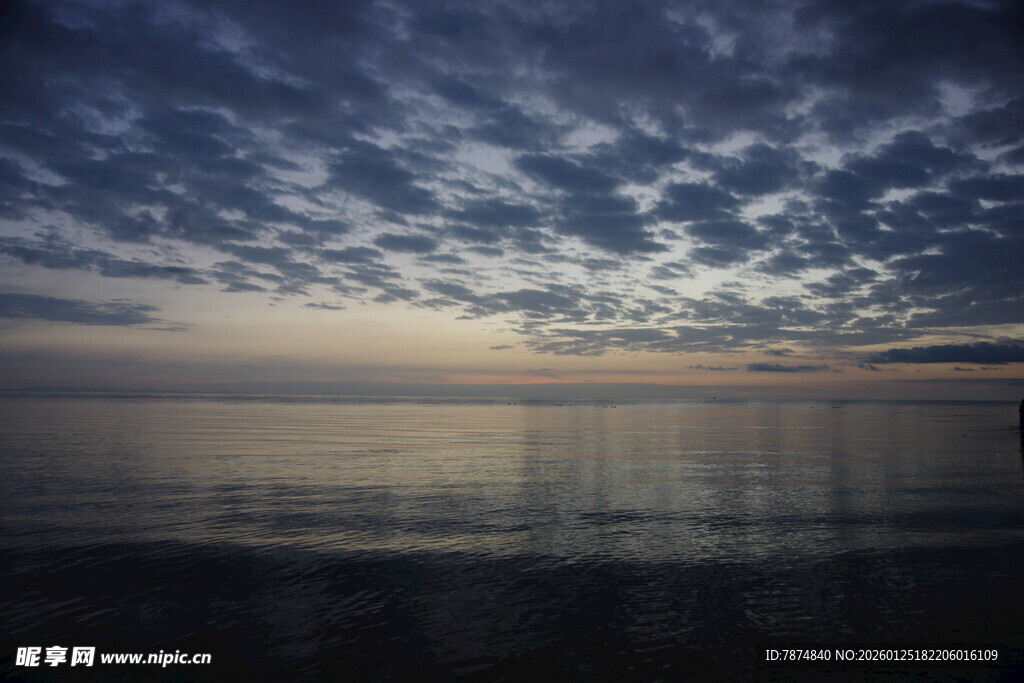 海边黄昏时分的壮丽天空