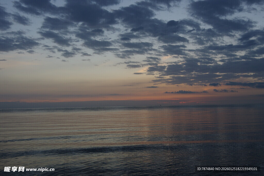 海边日落时分的美丽景象