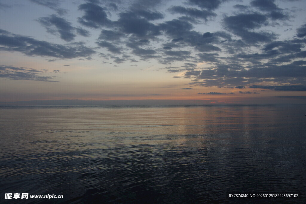 海上日出时分的美丽景象
