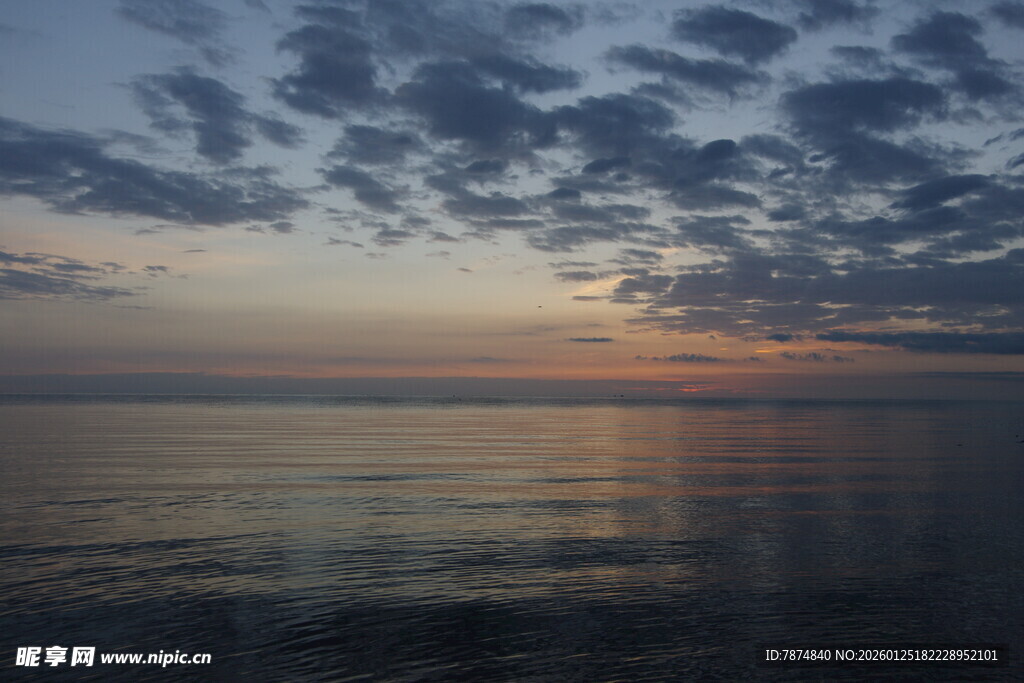 海上日落时分的美丽景象