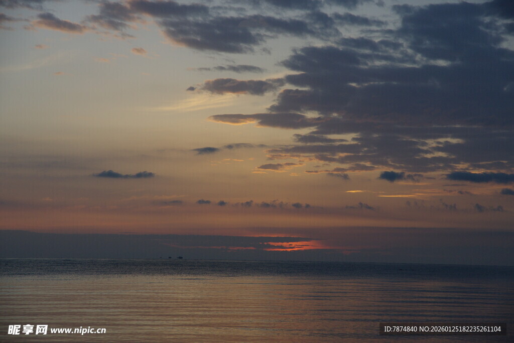 海上日落时分的天空美景