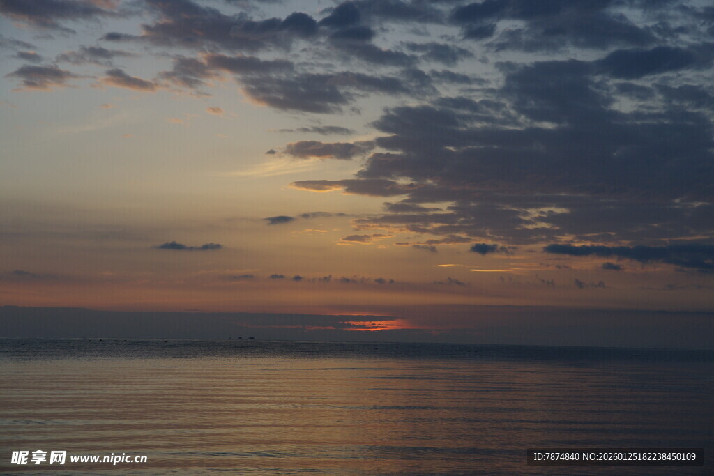 海上日落时分的美丽景象