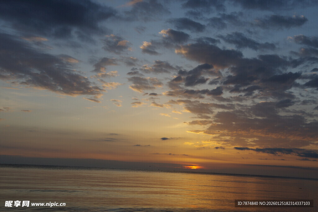 海上日落时分的美丽景象