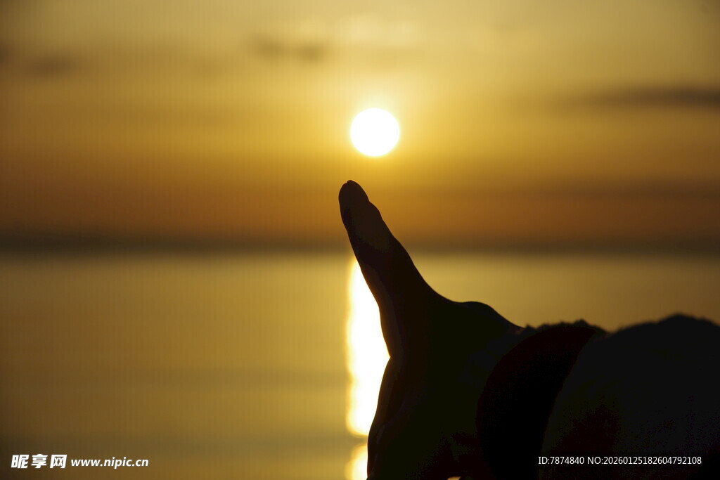 指尖触落日
