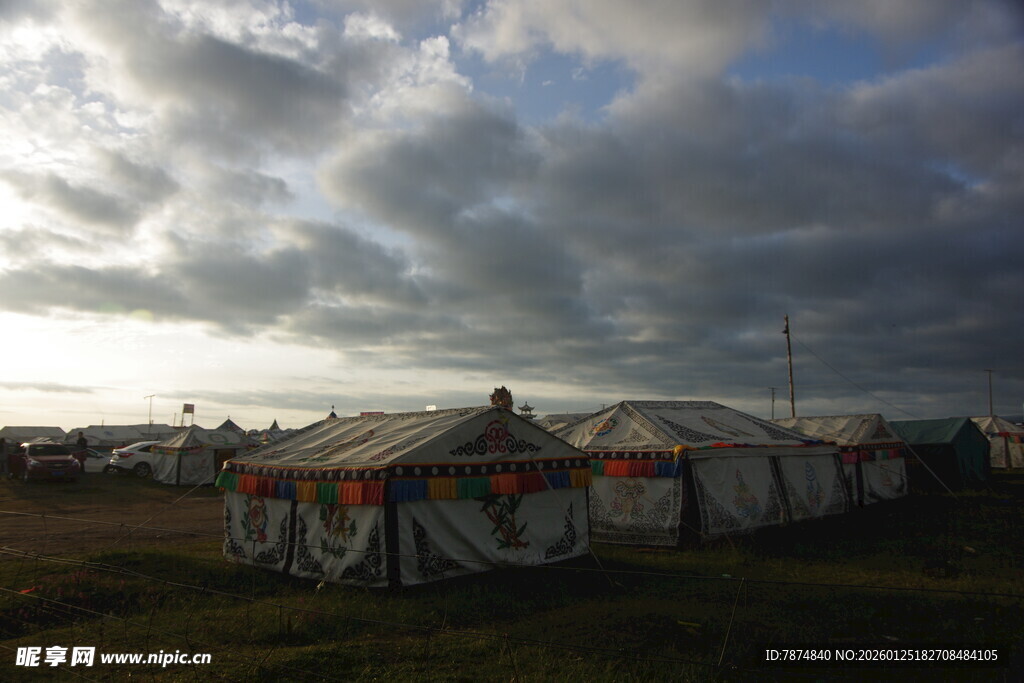 草原上的蒙古包群