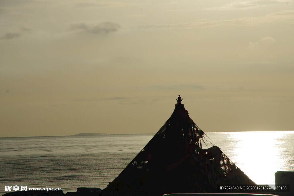 夕阳下的尖顶建筑与海面