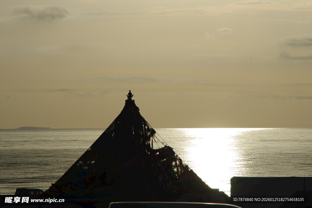 夕阳下的尖顶建筑剪影