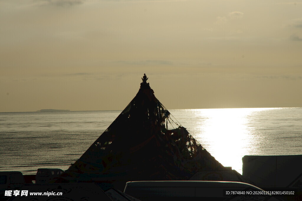 夕阳下的尖顶建筑与海面