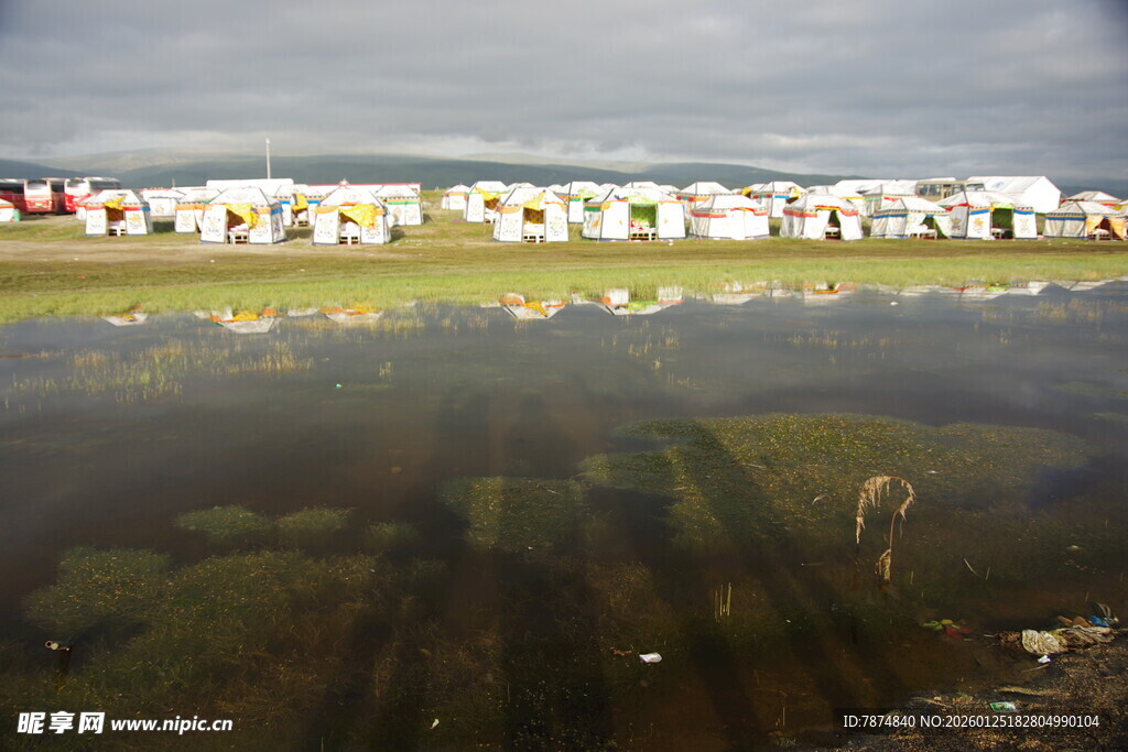 草原湖畔的多彩帐篷景观