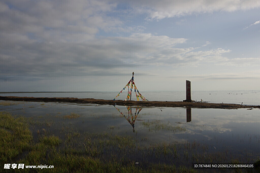 海边栈桥与倒影美景