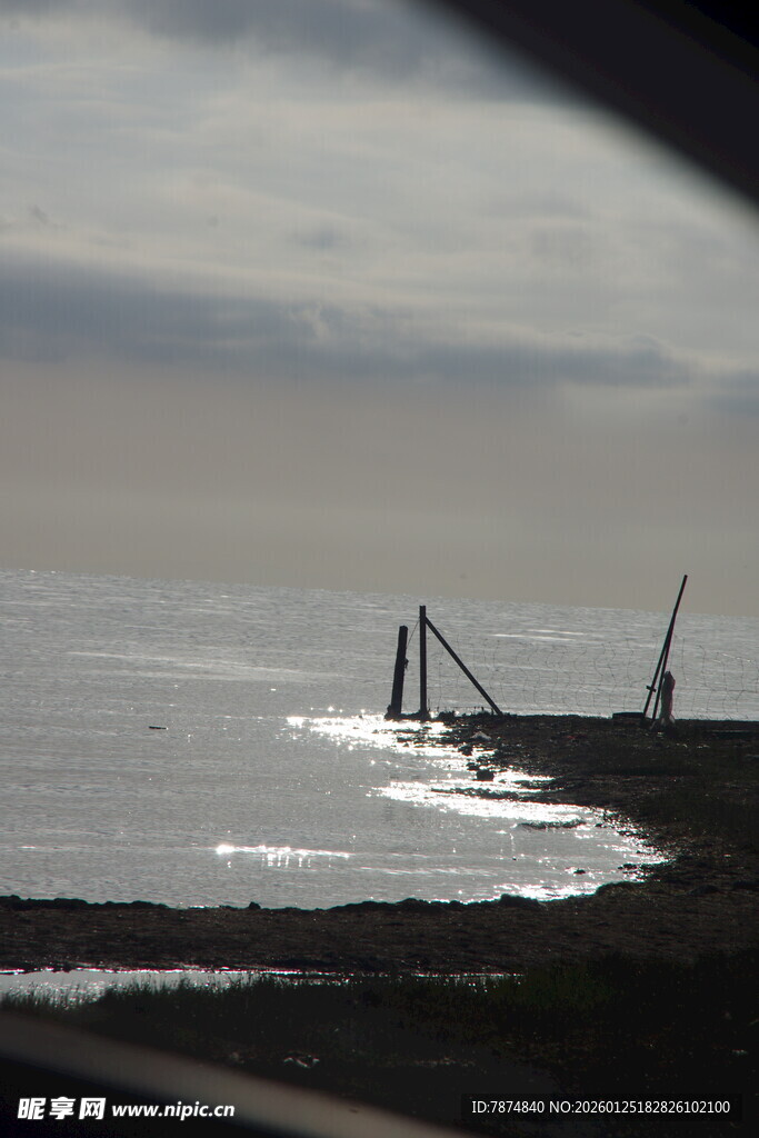 海边破损建筑的萧瑟景象