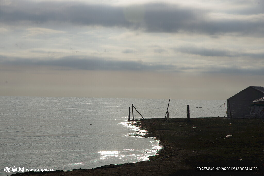 海边景致 萧瑟小屋与海浪
