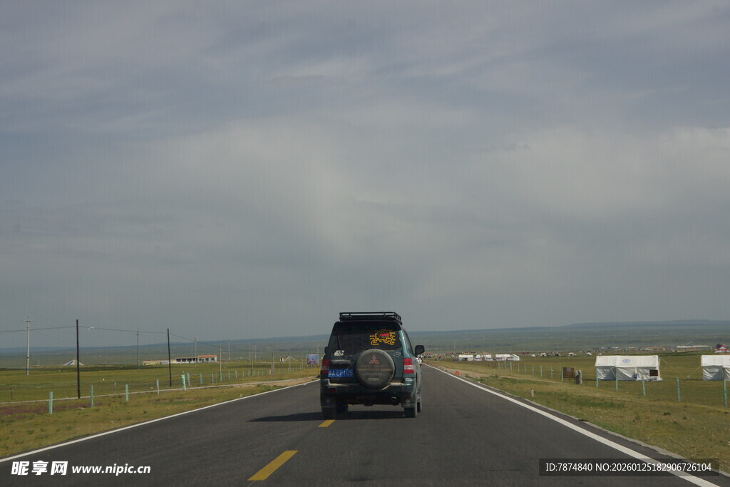 公路上行驶的黑色车辆