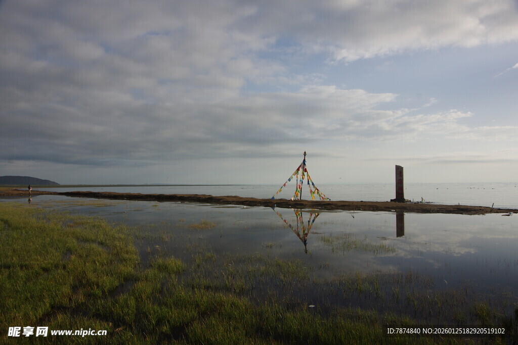 宁静水边的孤独木质结构