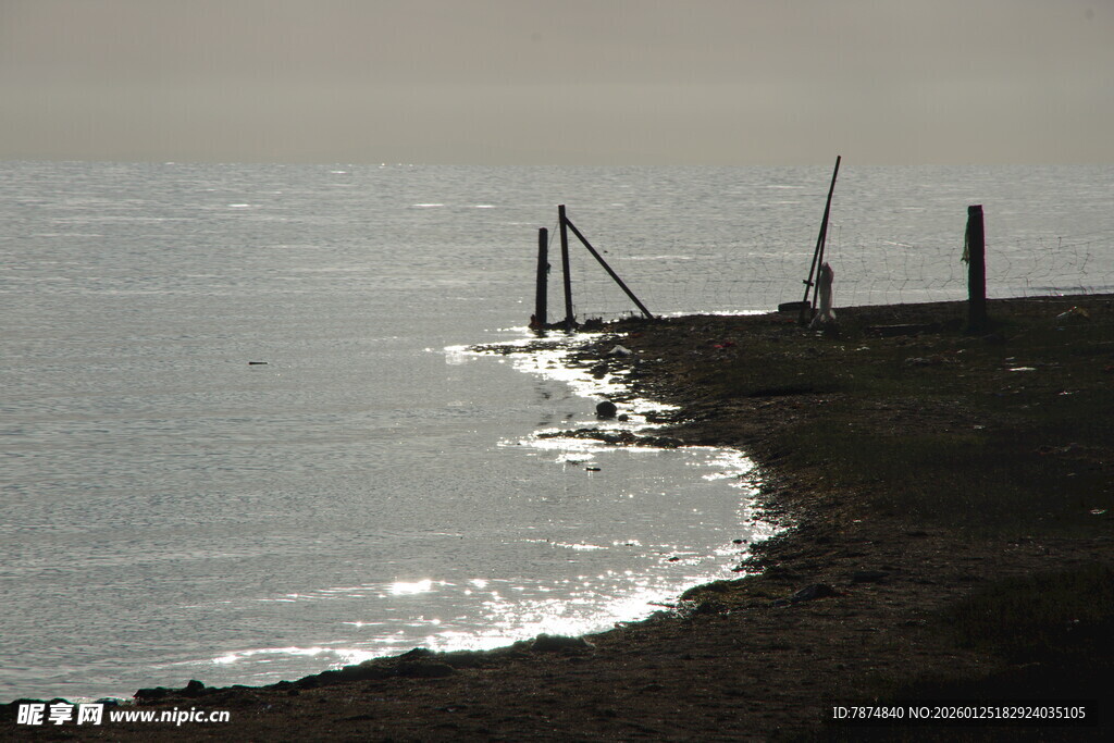 海边暮色中的栈桥与海浪