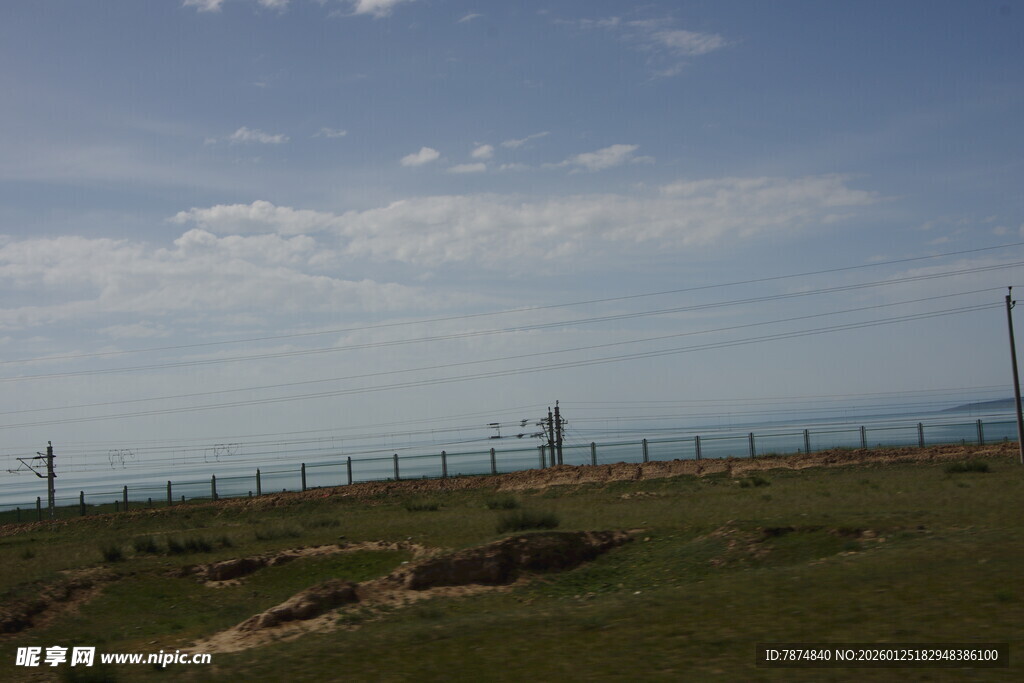 草原围栏外的开阔天际线