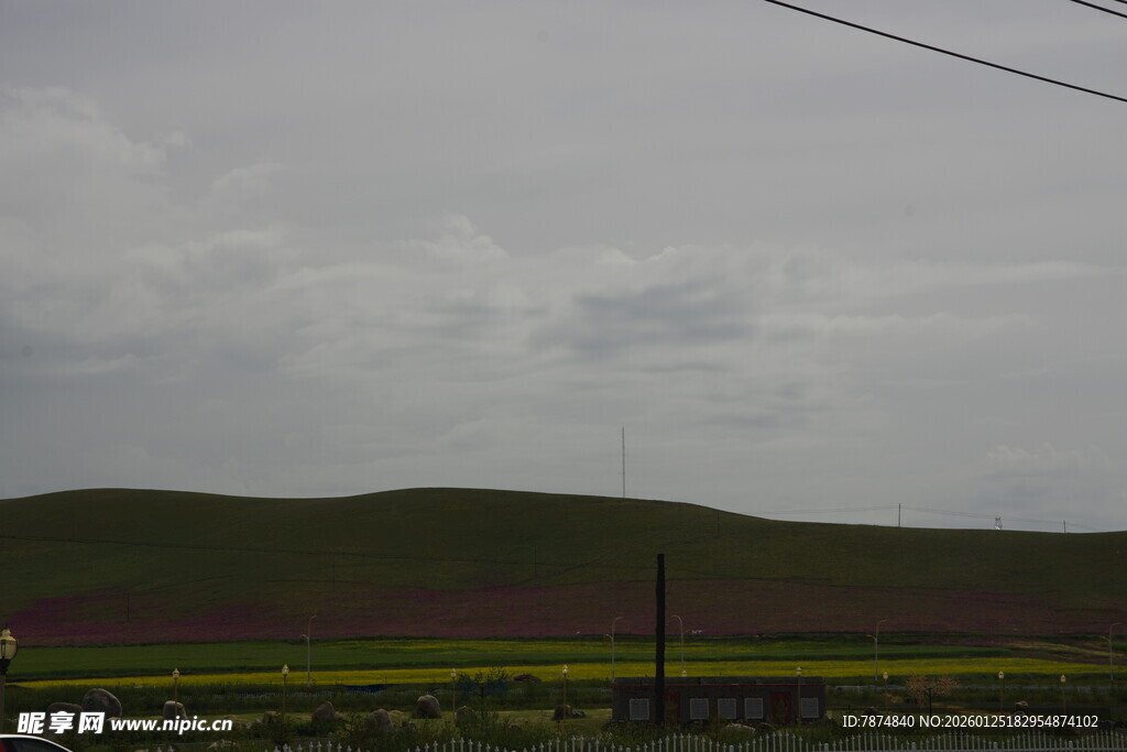 草原田野间的阴沉天空