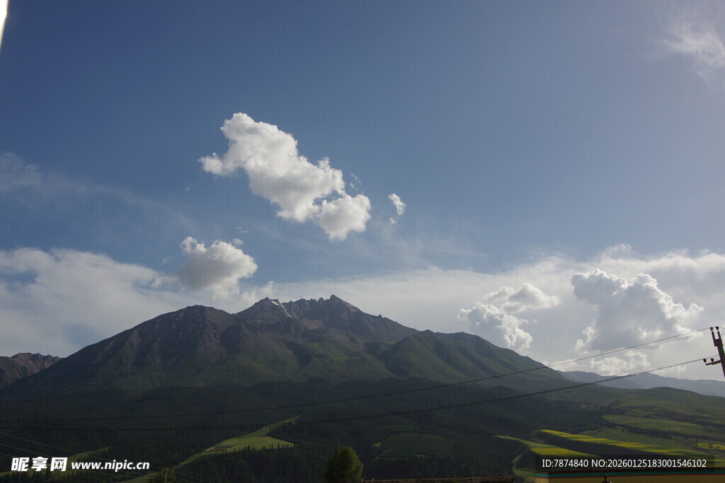 蓝天白云下的青山美景