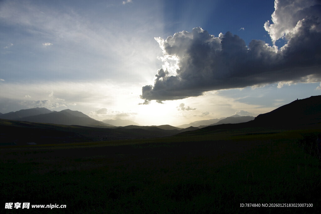 夕阳下的山峦与云层