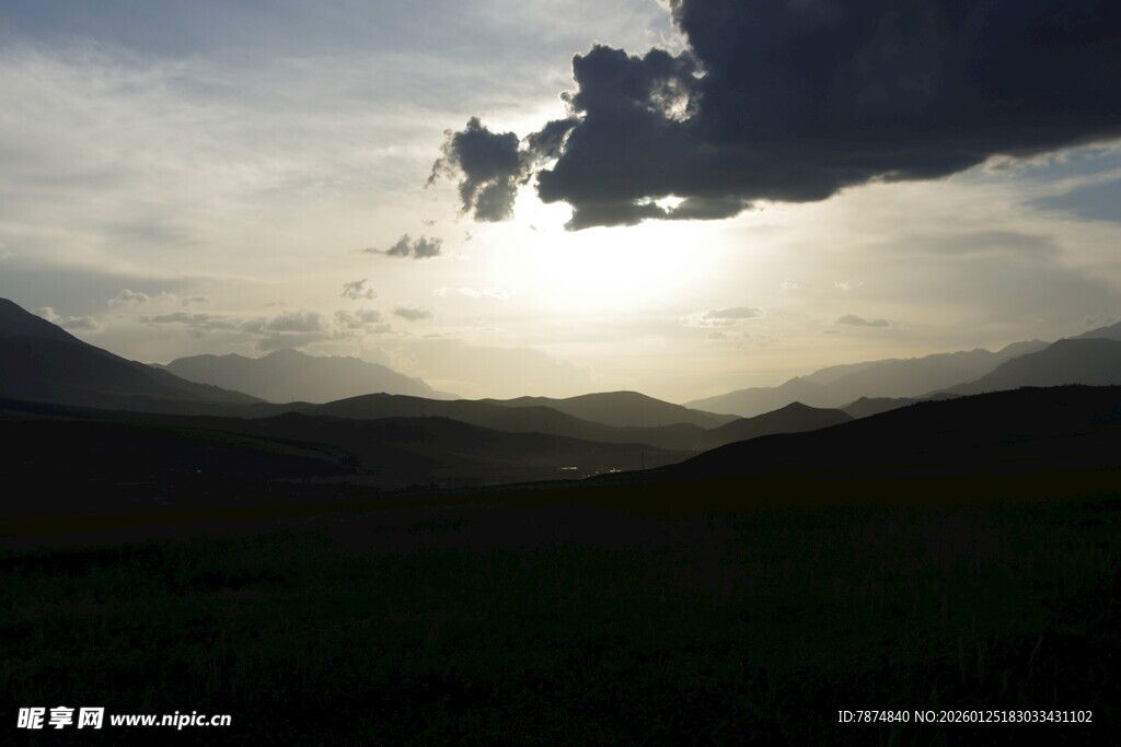 夕阳下的草原与远山景色