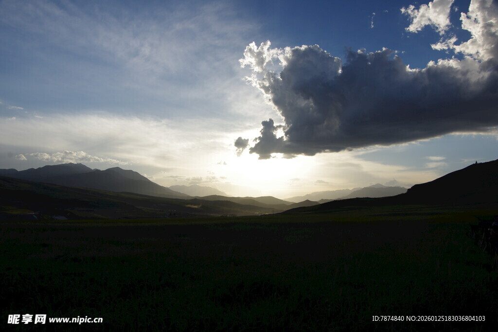 夕阳下的旷野与云端美景