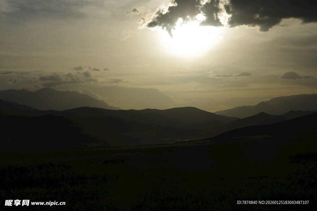 日落时分的山峦美景