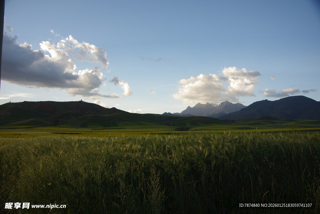 草原风光 远山与云朵