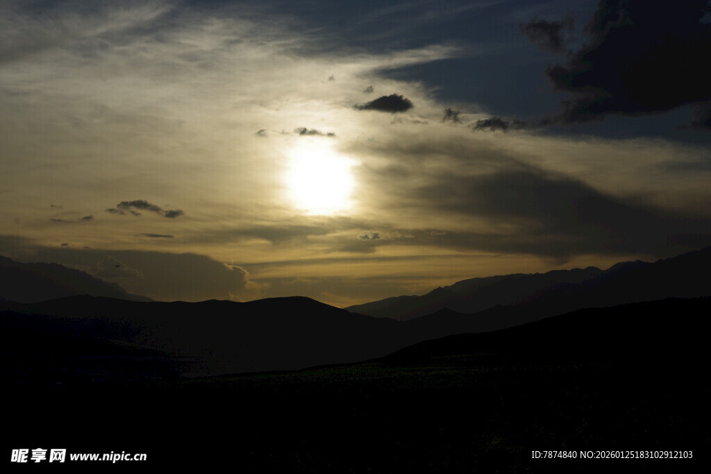 日落时分的山峦美景